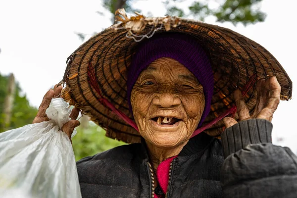 Vietnam Köyünde Çiftçi Eşi — Stok fotoğraf