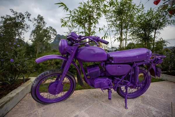 Altes Violettes Motorrad Unterwegs — Stockfoto