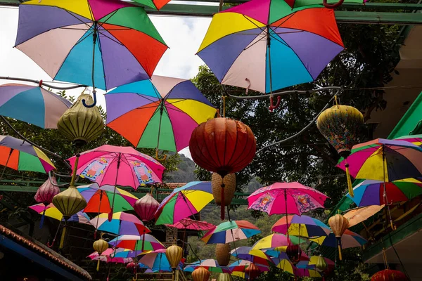 Bunte Regenschirme Und Laternen Als Dekoration — Stockfoto