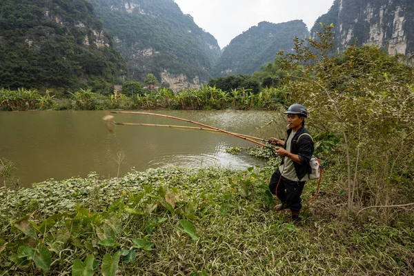 Pescador Nos Pântanos Ninh Binh — Fotografia de Stock