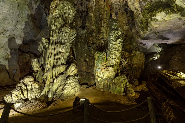 Печера Фонг Нха Єтнамі — стокове фото