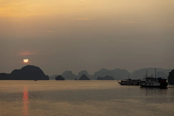 Puesta Sol Bahía Halong Vietnam — Foto de Stock
