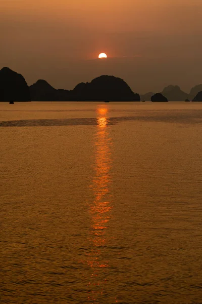 Puesta Sol Bahía Halong Vietnam — Foto de Stock