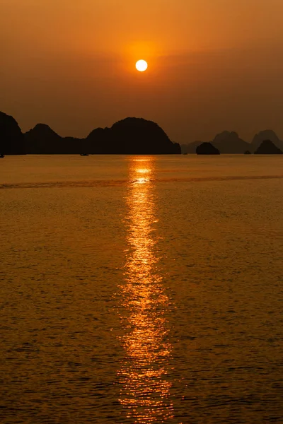 Puesta Sol Bahía Halong Vietnam — Foto de Stock