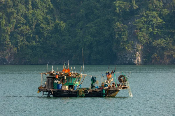 Barco Pesca Baía Halong Vietname Novembro 2019 — Fotografia de Stock