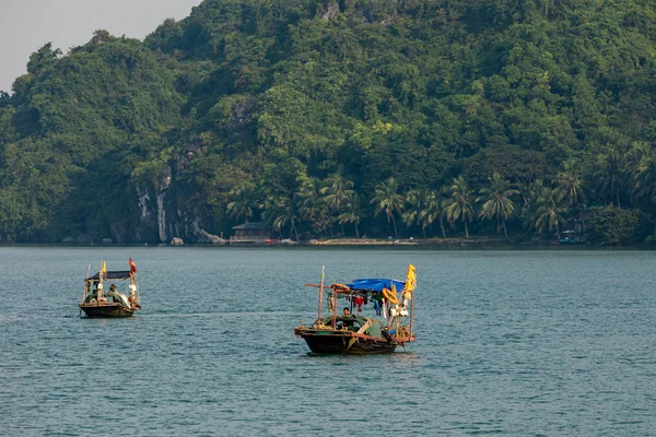 Vietnam Halong Körfezi Ndeki Balıkçı Teknesi Kasım 2019 — Stok fotoğraf