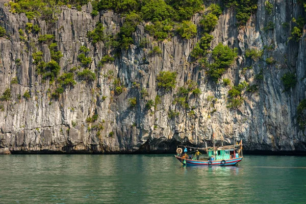 Αλιευτικό Σκάφος Στο Halong Bay Του Βιετνάμ Νοέμβριος 2019 — Φωτογραφία Αρχείου