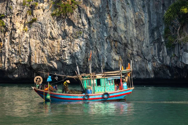 Barco Pesca Baía Halong Vietname Novembro 2019 — Fotografia de Stock