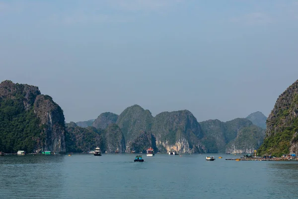 Фиксированная Лодка Заливе Халонг Вьетнаме Ноябрь 2019 — стоковое фото