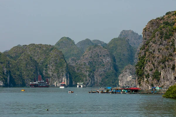 Pueblo Flotante Pescador Bahía Halong Vietnam —  Fotos de Stock