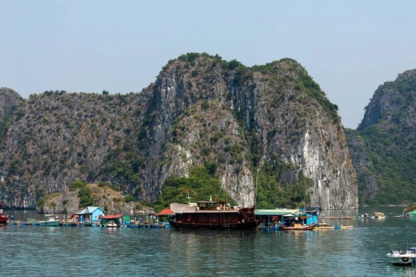 Pueblo Flotante Pescador Bahía Halong Vietnam —  Fotos de Stock