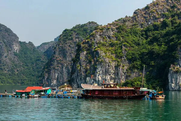 Flytande Village Och Fisher Halong Bay Vietnam — Stockfoto