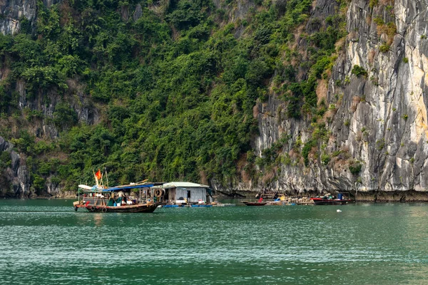 Schwimmendes Dorf Und Fischer Der Halong Bucht Vietnam — Stockfoto
