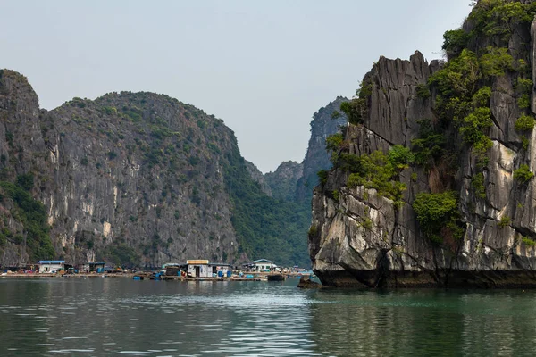 Pueblo Flotante Pescador Bahía Halong Vietnam —  Fotos de Stock