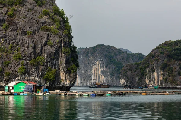Flytande Village Och Fisher Halong Bay Vietnam — Stockfoto