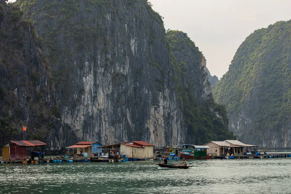 Flytande Village Och Fisher Halong Bay Vietnam — Stockfoto