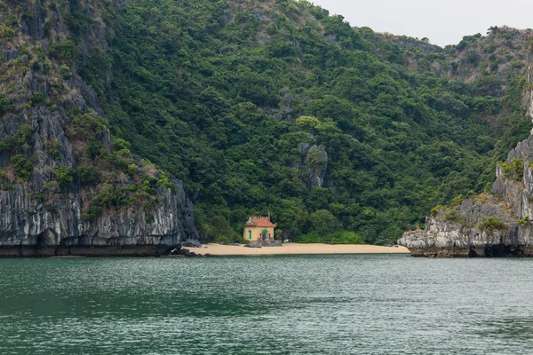 Small Tempel Beach Halong Bay Vietnam — Stock Photo, Image