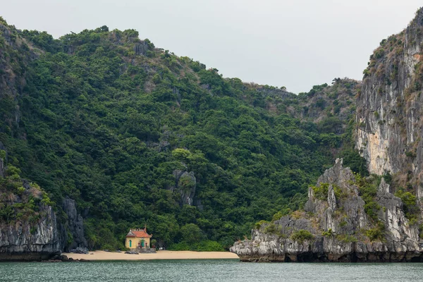 Kleiner Tempel Strand Der Halong Bucht Vietnam — Stockfoto