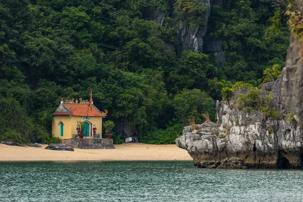 Kleiner Tempel Strand Der Halong Bucht Vietnam — Stockfoto