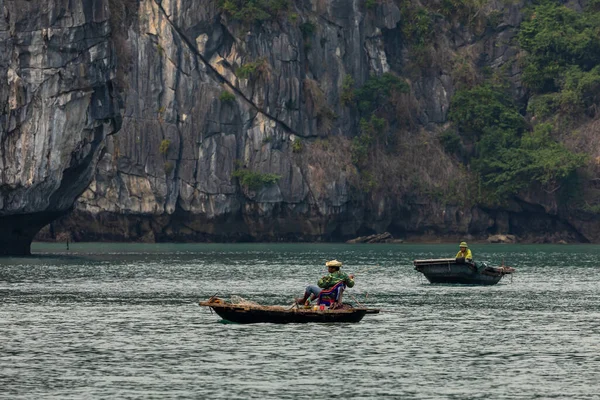 Barco Pesca Baía Halong Vietname Novembro 2019 — Fotografia de Stock