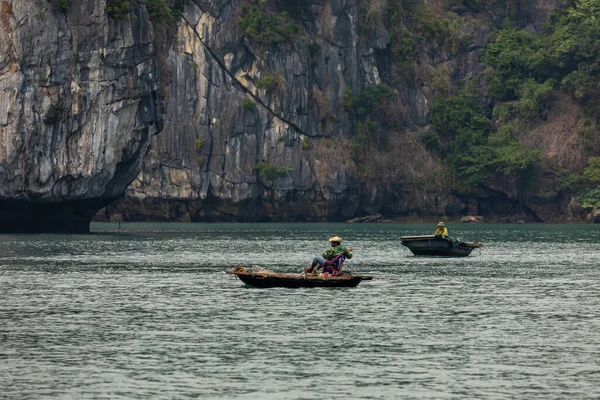 Barco Pesca Baía Halong Vietname Novembro 2019 — Fotografia de Stock