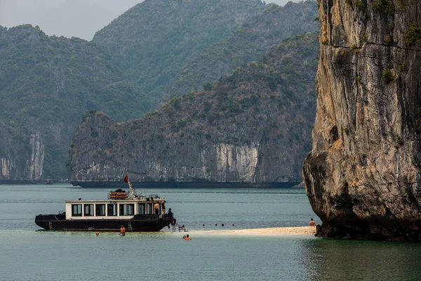 Kreuzfahrt Der Halong Bucht Von Vietnam November 2019 — Stockfoto