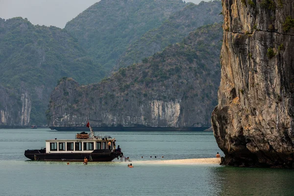 Κρουαζιέρα Στο Halong Bay Του Βιετνάμ Νοέμβριος 2019 — Φωτογραφία Αρχείου