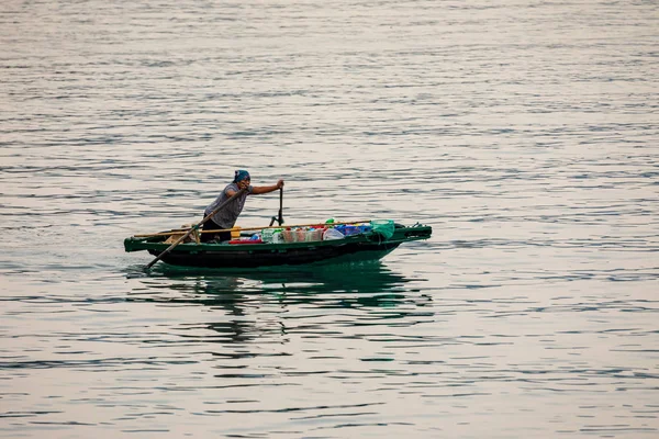 Бизнес Лодке Заливе Халонг Вьетнаме Ноябрь 2019 — стоковое фото