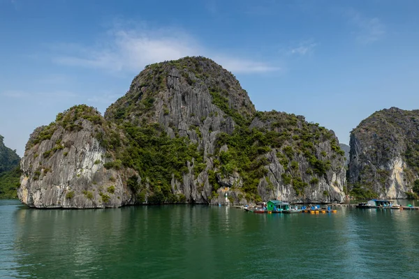 Pueblo Flotante Pescador Bahía Halong Vietnam —  Fotos de Stock