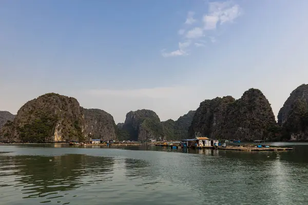 Плавучая Деревня Рыбак Залива Халонг Вьетнаме — стоковое фото