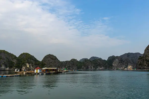 Pueblo Flotante Pescador Bahía Halong Vietnam —  Fotos de Stock