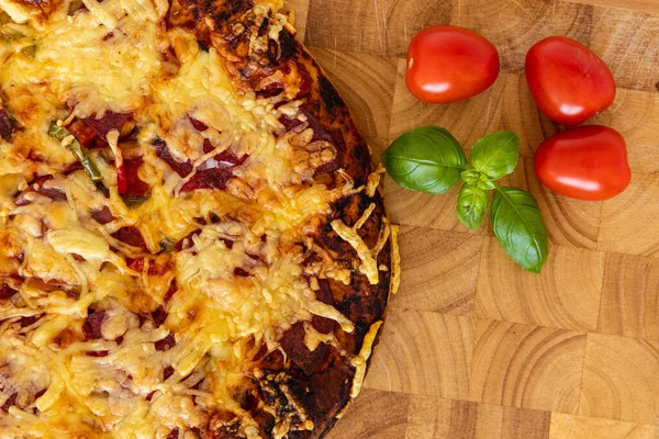 Домашняя Итальянская Пицца — стоковое фото