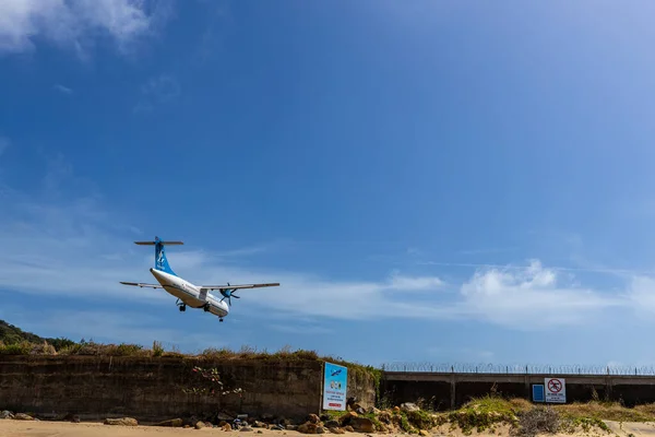 Airplane Landing Con Dao Vietnam — Stock Photo, Image