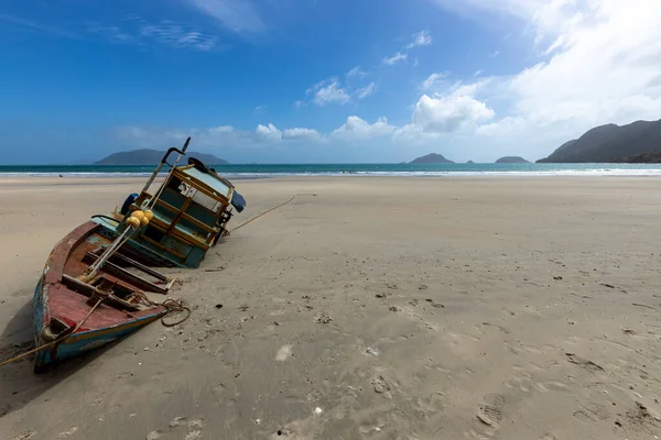Łodzie Wrak Plaży Con Dao Wietnamie — Zdjęcie stockowe