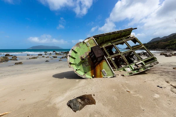 越南孔道海滩上的沉船残骸 — 图库照片