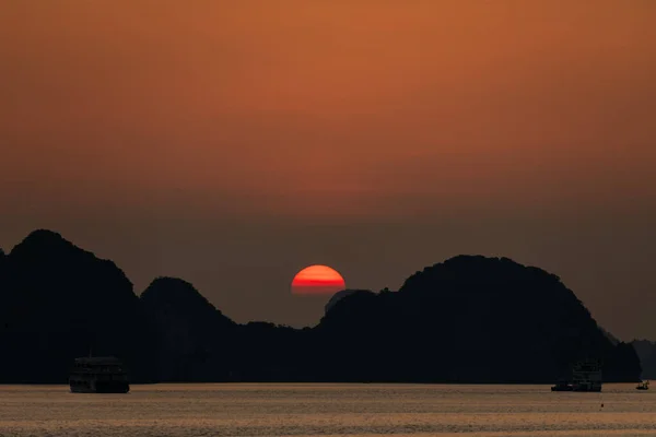 Puesta Sol Bahía Halong Vietnam — Foto de Stock