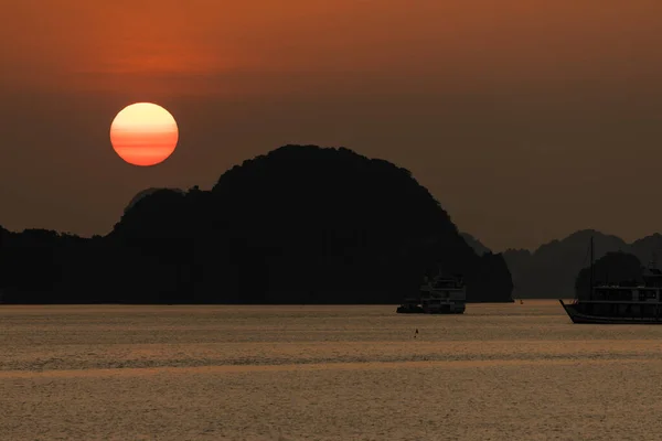 Zonsondergang Halong Baai Van Vietnam — Stockfoto