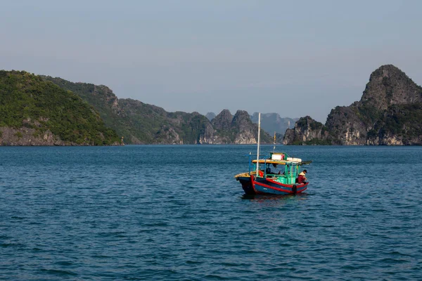 Bateau Pêche Dans Baie Halong Vietnam — Photo