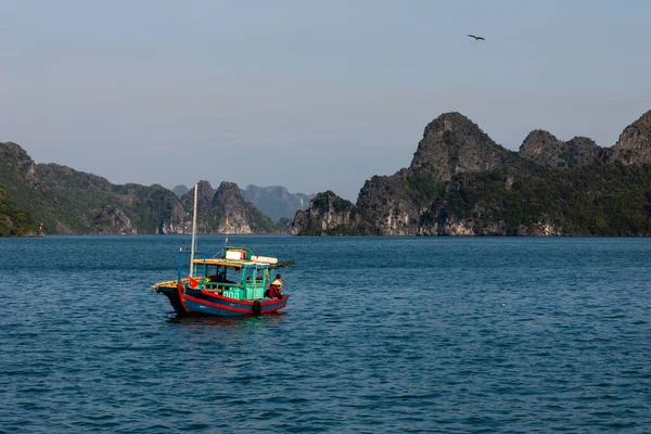 Barco Pesca Bahía Halong Vietnam —  Fotos de Stock