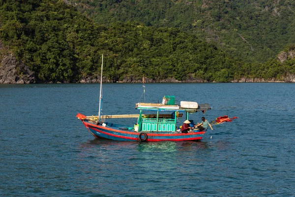 Barco Pesca Bahía Halong Vietnam — Foto de Stock