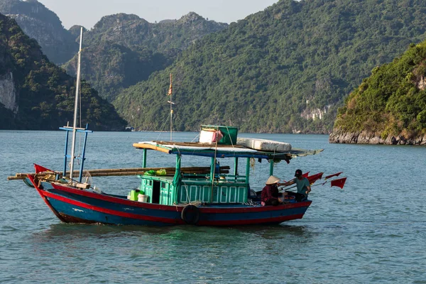 Vietnam Halong Körfezi Nde Bir Balıkçı Teknesi — Stok fotoğraf