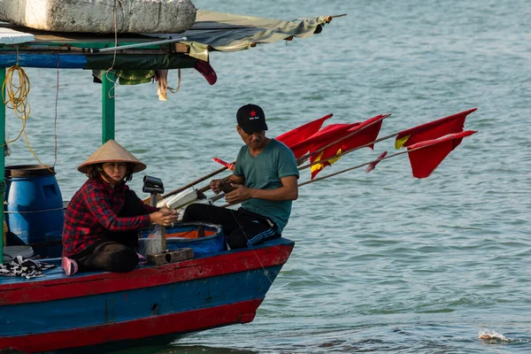 Vietnam Halong Körfezi Nde Bir Balıkçı Teknesi — Stok fotoğraf