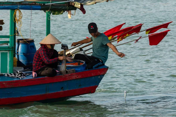 Bateau Pêche Dans Baie Halong Vietnam — Photo