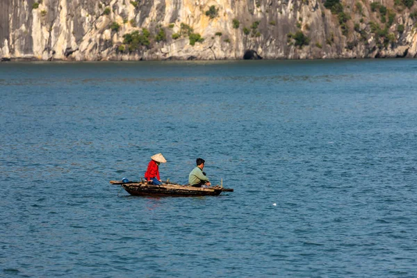 Barco Pesca Bahía Halong Vietnam — Foto de Stock