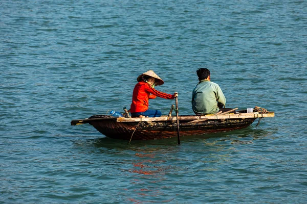 Bateau Pêche Dans Baie Halong Vietnam — Photo