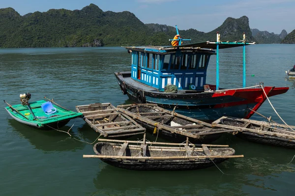 Barco Pesca Baía Halong Vietname — Fotografia de Stock