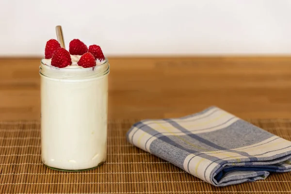 Yogur Fresco Con Frambuesa —  Fotos de Stock