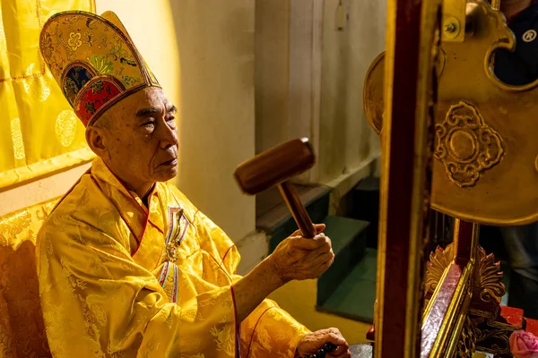 Buddyjscy Mnisi Modlą Się Odcieniu Wietnamu Grudzień 2019 — Zdjęcie stockowe