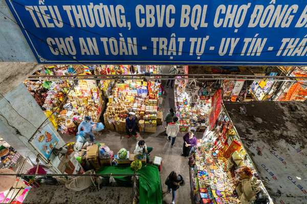 Люди в старом Рыночном зале Хюэ во Вьетнаме, 07. Декабрь 2019
