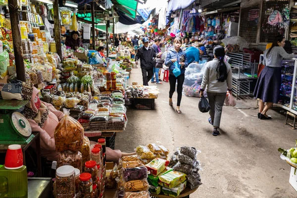 Menschen Der Alten Markthalle Von Hue Vietnam Dezember 2019 — Stockfoto